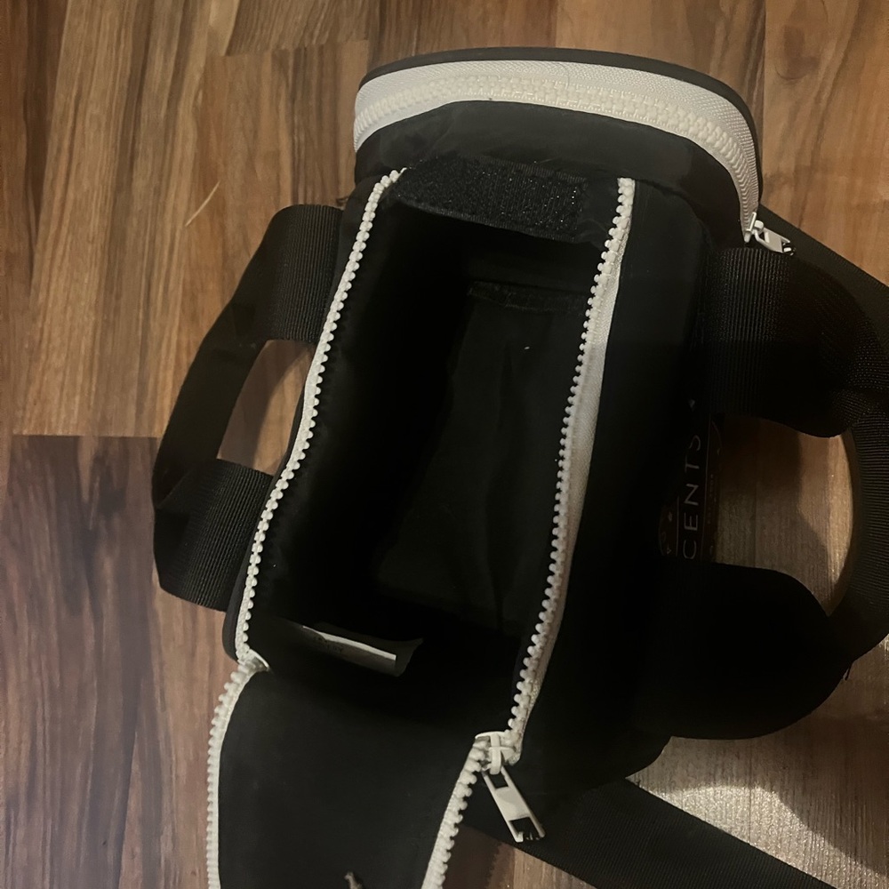 ✨ Black Duffel Bag✨ - Picture 4 of 4